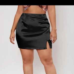 Svart kjol - Svart kjol från shein i storlek 1XL, skulle nog mer säga att den är som en stor L. Säljer pga alldeles för stor för mig då ja tog fel storlek, endast testad. Köparen står för frakten.