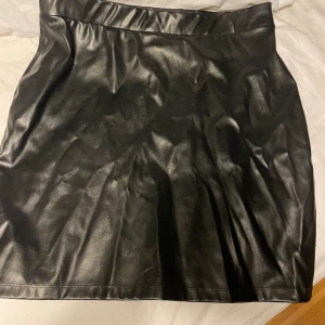 Skinkjol - Jätte fin skin kjol från nelly i storlek L, tyvärr för stor, lite tajtare passform 🥰🥰