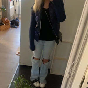 Jeans  - Säljer dessa snygga ljusblåa jeans i storlek 34 eller 36 jeansen är långa på mig som är runt 172🌟köpte dessa på zara säljer för 400 + frakt 