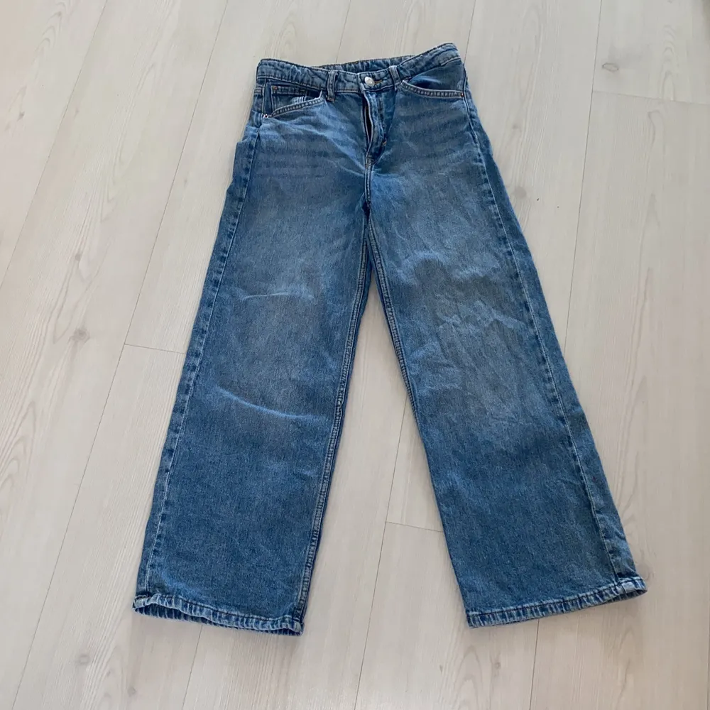 Blå jeans från h&m storlek 9-10 år 1 halv år gammalt . Jeans & Byxor.