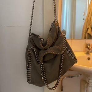 Stella McCartney  - Säljer min Stella väska! Skitsnygg och i bra skick. Däremot ett litet hål i väskan, men inget som märks. 