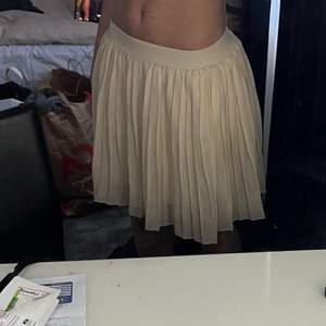 Volang kjol från nakd!❤️så snygg i beige