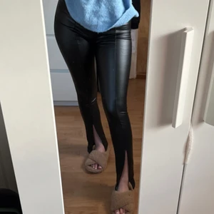 Skinnbyxor  - Fake skinnbyxor med liknande leggings material på insidan 
