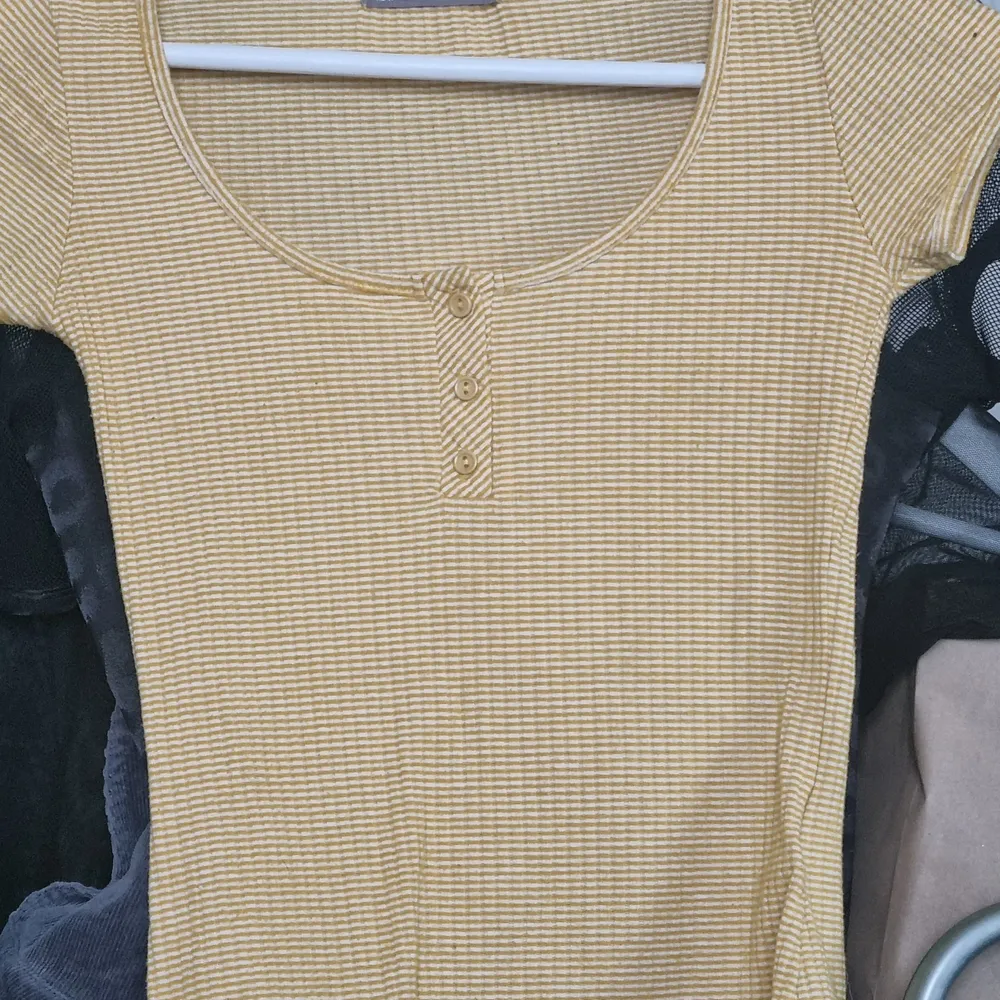 Yellow top from urban outfitters. It's a size xs but is quite stretchy.. Toppar.