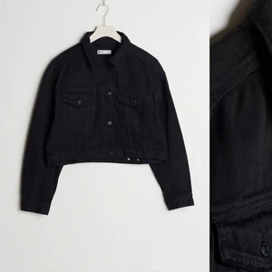 Jeansjacka  - En Jeansjacka från Gina i storlek Xs som är perfekt nu till våren. 