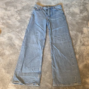 High waist jeans - Säljer mina high waist jeans från monki i modellen ”Yoko”💕de är i jätte bra skick o är i storlek 27 och är lite långa på mig som är 160cm! Nypris är 400kr och säljer för 170kr<3