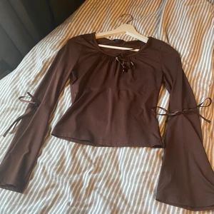 Söt tröja med vidgande armar - Söt brun tröja med vidgade armar och rosetter