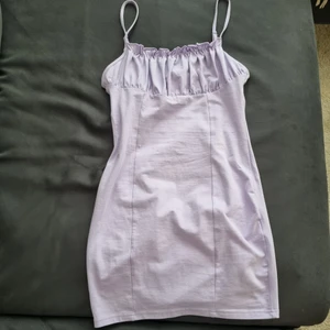 Lila klänning stl xs - Säljer denna fina lila klänning i stl XS. Justerbara band. Endast använd en gång. Köparen står för frakten. 💜