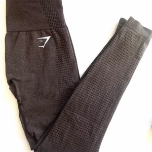 GYMSHARK VITAL SEAMLESS 2.0 BRUNA🤎 Strl  - GYMSHARK VITAL SEAMLESS 2.0 BRUNA🤎 Strl XS. Helt oanvända, nyskick..   Nypris: 499.00 SEK Färg: Brown Marl