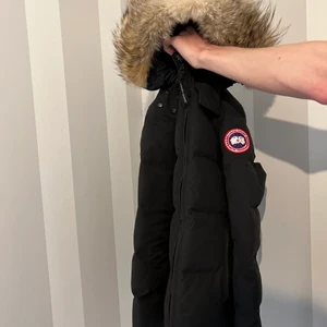 Canada Goose Chelsea parka (LÄS) - Väldigt fint skick för att vara 2 år gammal, sparsamt använd. Fick i gåva 2020 Januari. Ej använd vintern 2020dec/2021 pga höggravid. Passar ej som förut på mig därav köpt en ny jacka.  Inga defekter på jackan överhuvudtaget, som på något sätt inte skulle kunna användas. Däremot har taggen (autenthic tag) tyvärr gått av). Digitalt kvitto finns! Har bra recensioner för andra dyra objekt/kläder jag sålt på marketplace om så önskas. Högst bud eller fastpris på 6800kr. Billigare vid snabbaffär! 