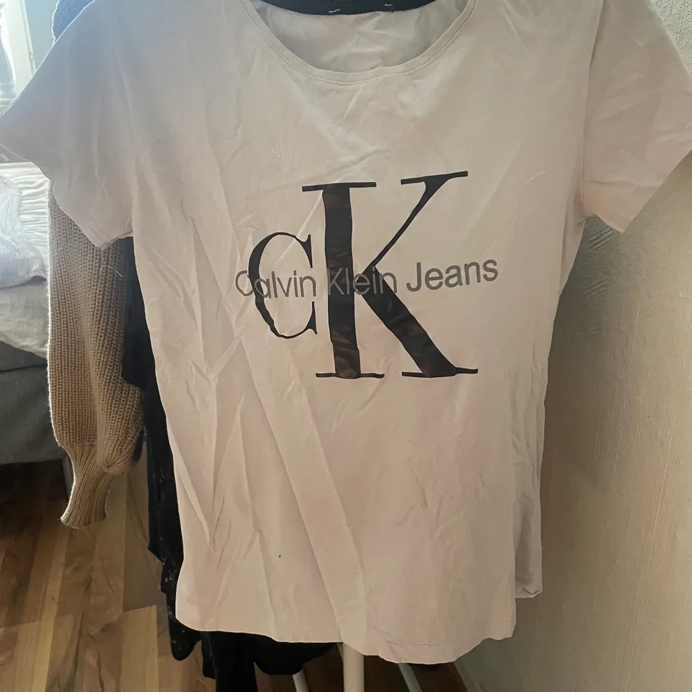 Säljer denna calvine Klein tröja pågrund av att dne inte längre kommer till användning säljer den för 150kr hör av er om ni är intresserade!. T-paidat.