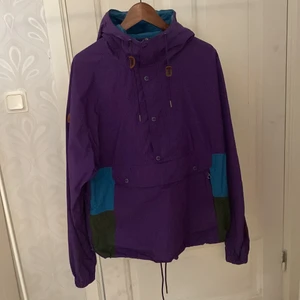 Jacka/Kappa från Superdry. - Köpt i Göteborg i somras för 899kr, använd 1 gång. Är en vindjacka/regnkappa. Märket är Superdry och storlek är L, men passar och sitter bra på mig som har storlek M!