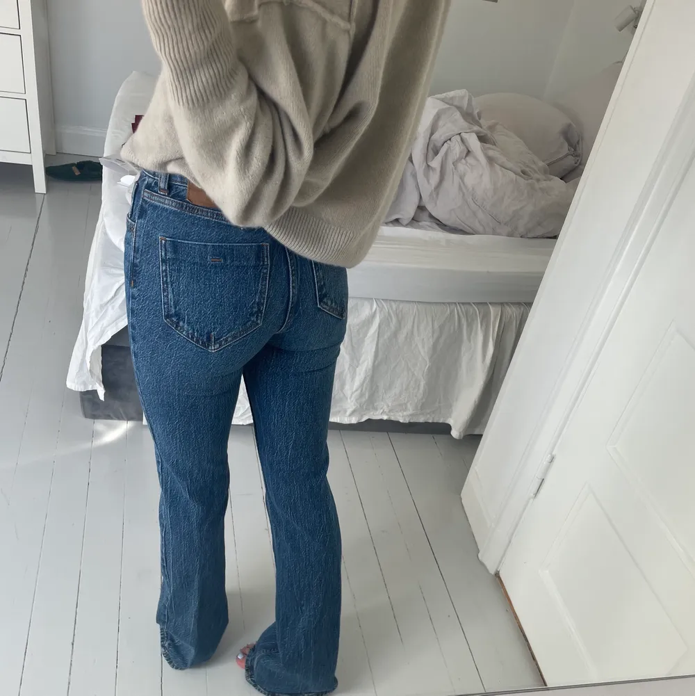 Skitsnygga utsvängda jeans köpa på zara dom är långa i modellen! endast använda fåtal gånger. Så fina fickor där bak också!😍 lägger ut igen då tidigare köpare var oseriös. Jeans & Byxor.