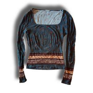 En jättefin blå långärmad tröja med mönster och detaljer 🤗🤗den är secondhand men i gott skick! Hittar ingen lapp för storlek, men den sitter som en s ❤️❤️