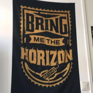 Bmth flagga - Lite märken vid kanterna på baksidan av flaggan, syns inte framifrån annars fint skick💥