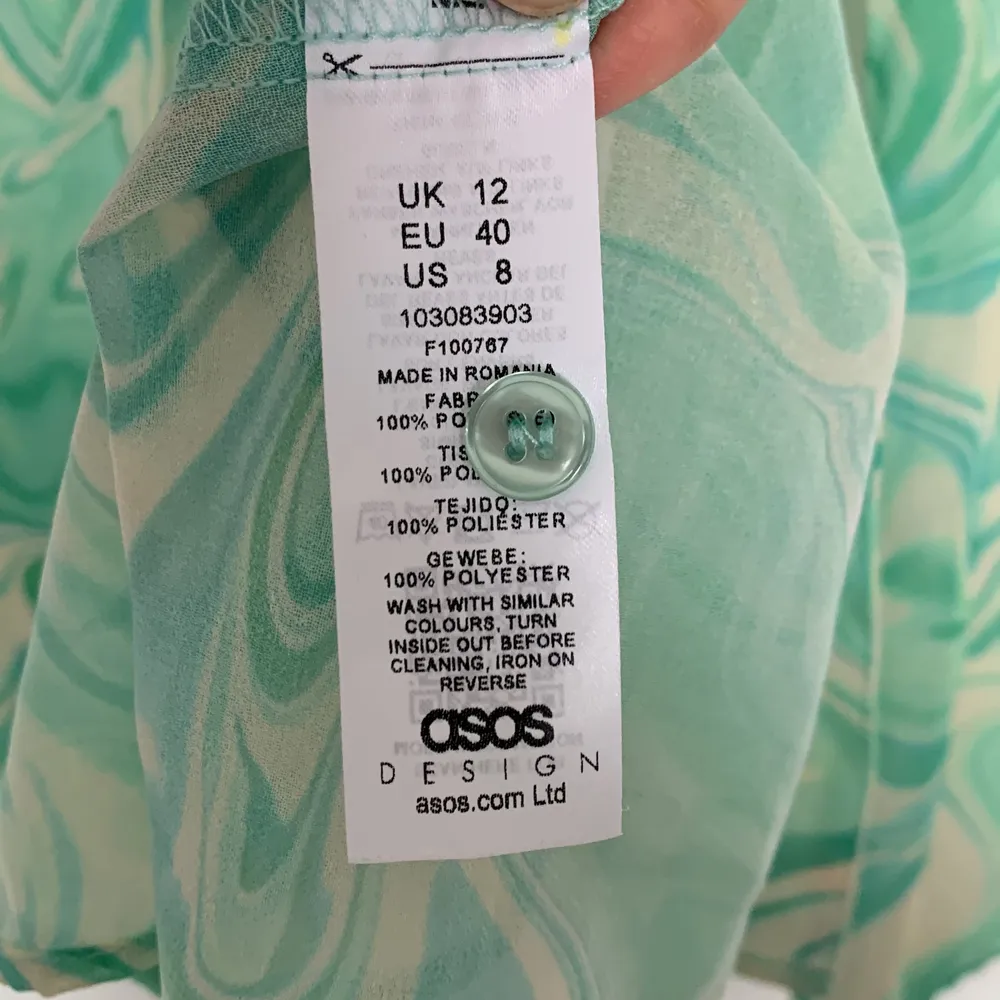 Lite genomskinlig tunn skjorta från Asos med grönt flummigt mönster . Blusar.