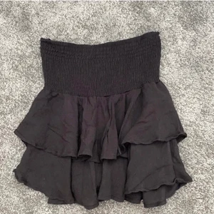 Kjol - Svart volang kjol från Shein. Stl S men passar xs också. Så gott som ny, andvänd två gånger.