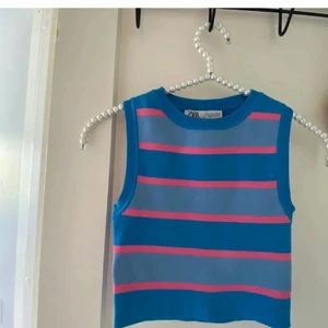 Blått randigt linne från Zara - LÅNAD BILD, Ett fint blått randigt linne från Zara. Säljer pga ingen användning, jättefin till sommaren. SÄLJER UTAN DE ROSA LINJERNA!!!! 