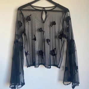 Hollister mesh topp, strl S - Mesh topp med rosdetaljer och utsvängda ärmar. Är storlek S, men passar storlek XS-M. 