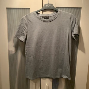 T-shirt - Grå T-shirt från Sara, aldrig använd🤍 köparen står för frakten