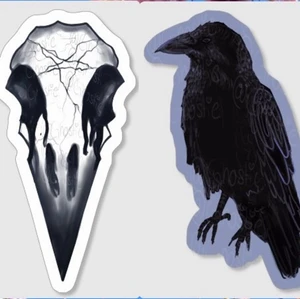 Intressekoll stickers! - Kommer börja sälja stickers av min egen design väldigt snart! Dem kommer vara i vit vinyl eller holo/glitter (har inte bestämt mig till 100%). Mer information finns på min business Instagram @ghostietoown! Klistermärkena kommer vara runt 8 cm stora och kosta mellan 15-20kr styck! Skriv om ni är intresserade av något eller har fler frågor♥️