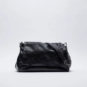 Zara väska - Säljer min finaste väska ifrån zara som är helt slutsåld på deras hemsida!!! Älskar denna så mycket då den har tre stora fack och rymmer precis allt man behöver ha med💘💘Säljer då den tyvärr inte kommer till användning🎀