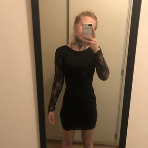 Super fin svart spetsklänning - Jätte fin svart kort spetsklänning, den är öppen i ryggen till. Är i storlek xs men funkar också perfekt som S. Använd en gång på en julafton 