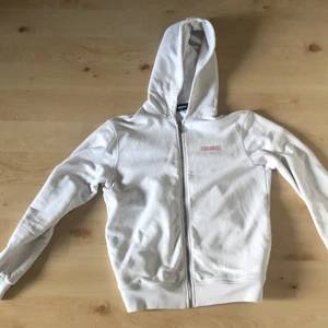 Dsquared2 zip hoodie  - Dsquared2 zip hoodie som har storlek 12 för barn.              Helt äkta 