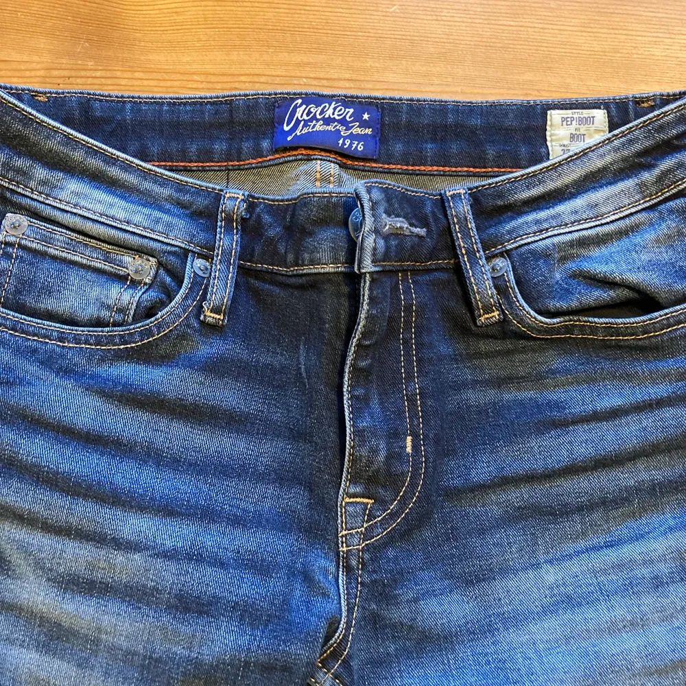Jeans fr Crocker, boot cut, lågmidjade, Innerbenlängd 73-74 cm, ej upplagda. Jeans & Byxor.