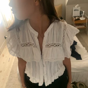 Zara volangtopp - Jättesöt topp ifrpn zara som blivit använd 3 gånger. Sälj inte längre. Köpare betalar frakten och den ligger på 66kr. Om fler blir intresserade blir det budgivning. Liten i storleken
