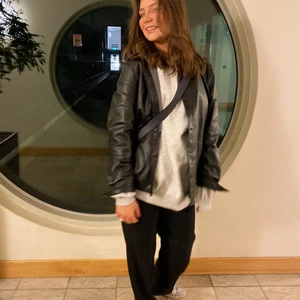 Skinnjacka - Svart skinnjacka från HM, passar perfekt nu till våren och sommaren!! Den är i storlek M men passar mig som normalt har xs/s. Den är i superbra skick.👍🏼💓