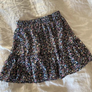 Blommig kjol - Säljer en blommig och trendig kjol som jag köpt på NewYorker! Använd 1 gång och är alltså i nyskick ☀️