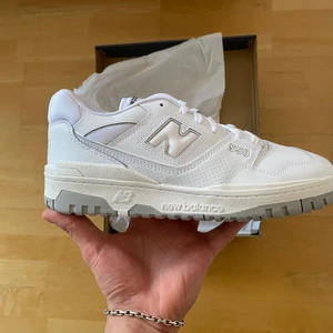 New Balance 550 white/grey 42.5 - Säljer då jag köpte två par i olika storlekar för att jag inte visste vilka som skulle passa bäst. Helt oanvända förutom test av storlek. Storlek 42.5 i EU och 9 US!