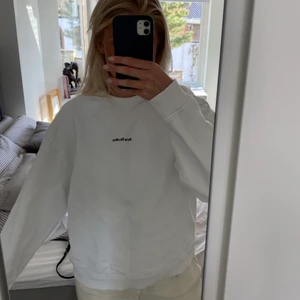Acne sweatshirt  - Säljer denna superfina vita sweatshirten från Acne i storlek S. Köpt på NK i göteborg förra sommaren och är i mycket bra skick. Köpt för 2700kr, säljer för 1500kr + frakt.