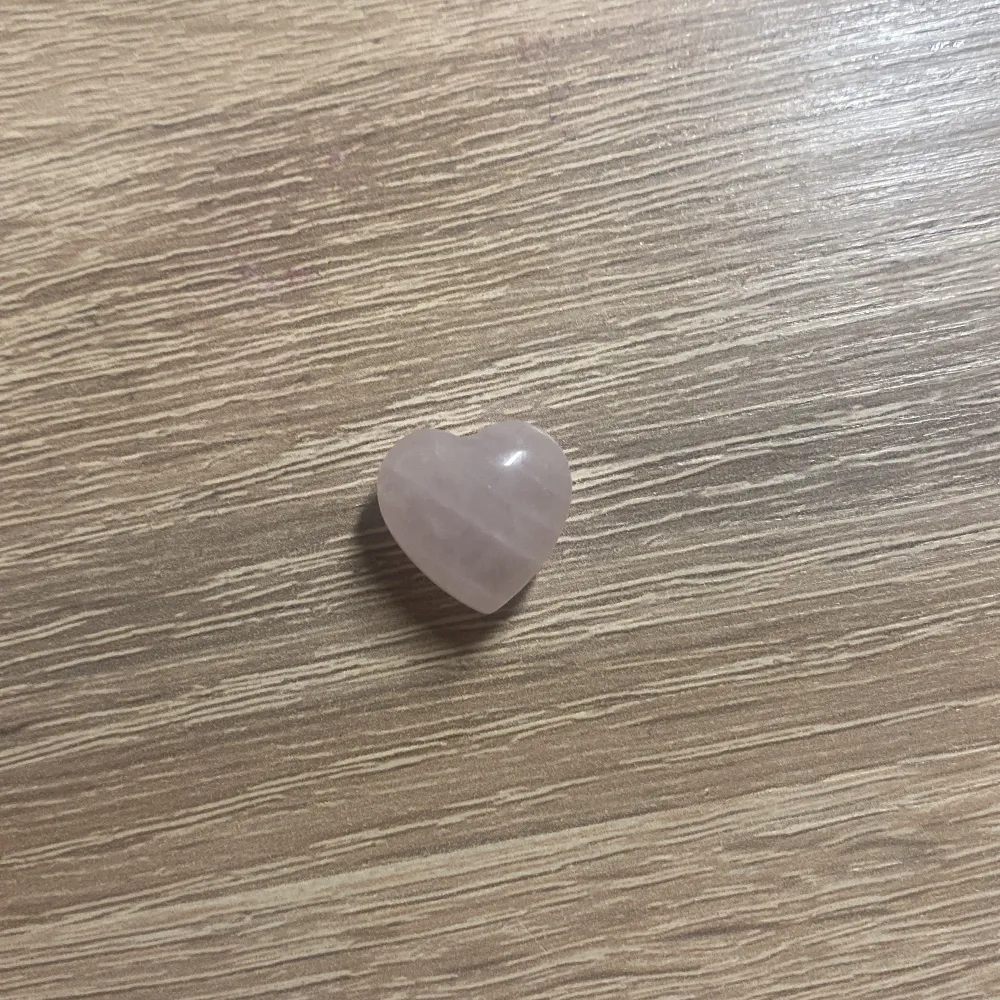 Hej ! Detta är en äkta  rose quartz som är i mycket bra skick ! Har aldrig använts för manifestation eller något <3 skicka ett sms om intresserad 💗☁️13 kr för frakt samt . Övrigt.