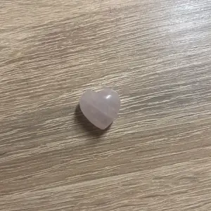 Hej ! Detta är en äkta  rose quartz som är i mycket bra skick ! Har aldrig använts för manifestation eller något <3 skicka ett sms om intresserad 💗☁️13 kr för frakt samt 