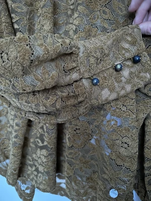 Festblus i sammetsspets - Festblus från nymph, fint skick. Guldgul. Liten i storleken