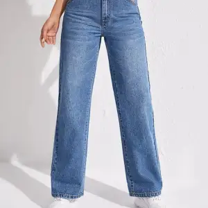 Säljer mina nya raka jeans eftersom den inte är min stil och jubde inte lämna tillbaka den, har andvänt den 1 gång den är i vändigt bra skick❤️