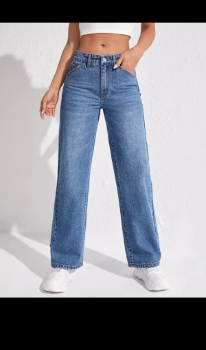 Raka jeans  - Säljer mina nya raka jeans eftersom den inte är min stil och jubde inte lämna tillbaka den, har andvänt den 1 gång den är i vändigt bra skick❤️