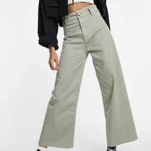 Khakifärgade jeans - (Första bilden är lånad från hemsidan jag köpte ifrån) Nya jeans, använda 1 gång Inköpta för 259kr, säljer för 100kr Eur 36, uk 08