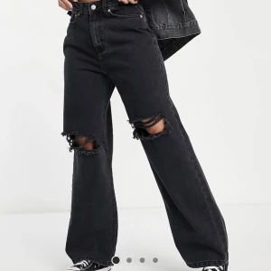 Svarta håliga jeans - Svarta jeans med hål i knäna Strl 36,  Använda några gånger, hålen i knäna är lite större men inga andra ändringar  Inköpta för 279kr
