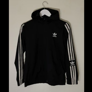 Adidas jacka  - Adidas jacka i fint skick! Dock finns det 3 super super små hål som inte syns.