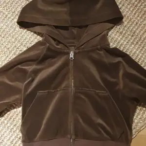 Det här är en zip up hoodie+magtröja. Varm och långärmad:) Den är i bra skick och jag har använt den 2-3 gånger.