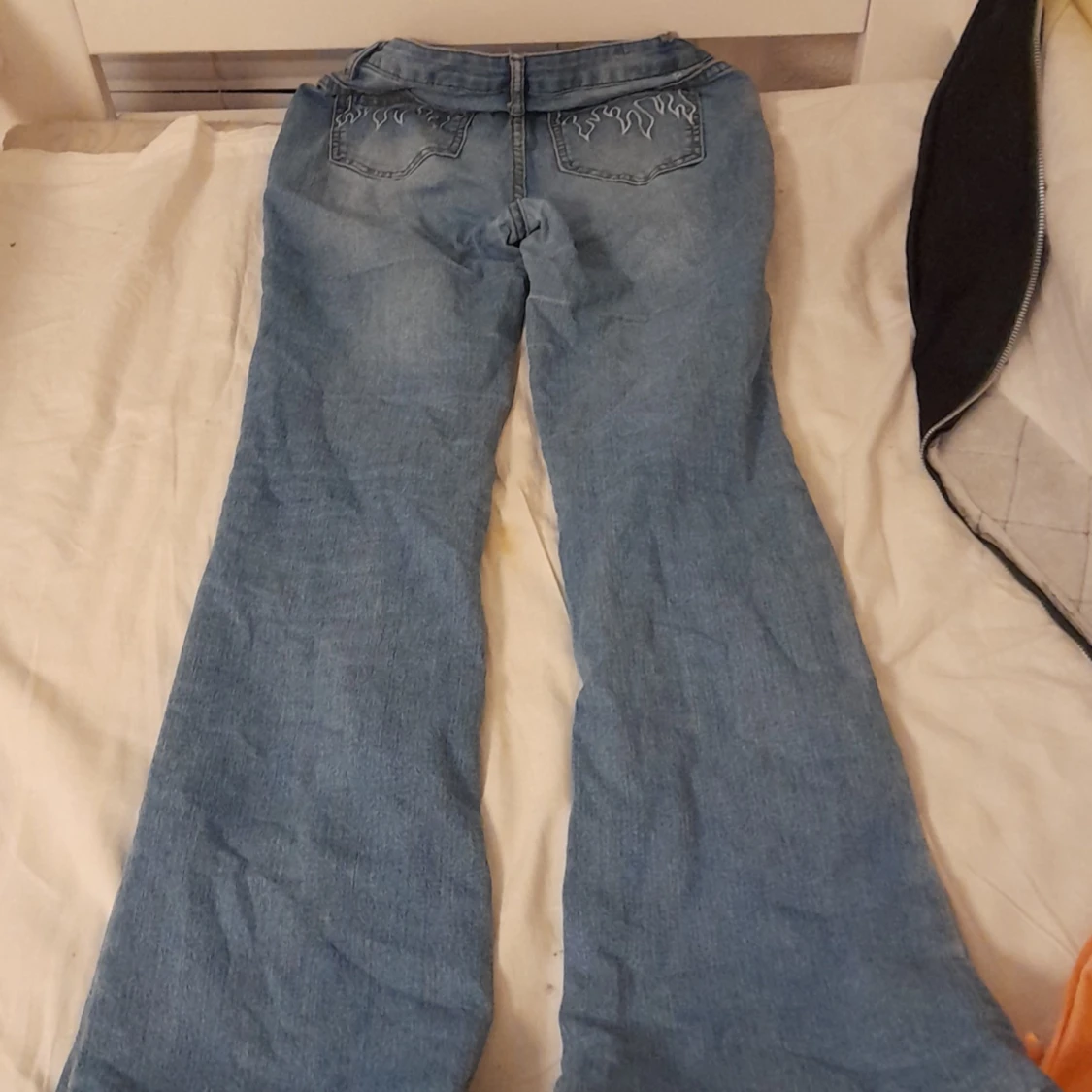 Blåa flflared jeans från SHEIN med eld på baksidan - 91