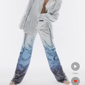 Nakd glitter byxor - Säljer dessa helt slutsålda och oanvända byxorna från nakd! Dom är i storlek 34 men skulle säga att de funkar för 36 också, dessutom är de väääldigt långa. Passar perfekt nu till nyår💓💓💓 bud börjar på 400kr men om fler är intresserade vinner högst bud