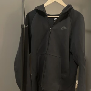 Sällsynt nike tech fleece tröja. - Säljer en sällsynt nike tech tröja. Använt några fåtal gånger så inga fel med tröjan.   Storlek: M Cond: 9/10 Retailprice: 1145kr Mitt pris: 550kr men priset kan diskuteras  