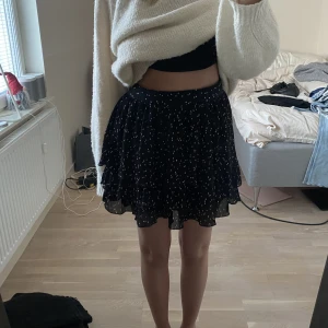 Prickig kjol - Jättefin prickig volangkjol från zara, köpt för ca två år sedan men använd endast en gång. Har inbyggda shorts, så skönt! Storlek xs men passar mig som är S! Dragkedja på sidan. Så himla fin och passar verkligen nu till jul eller nyår😍