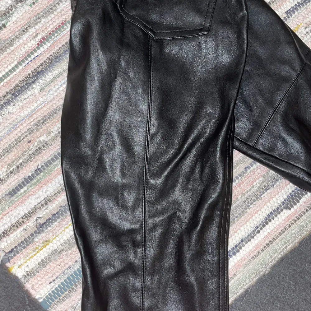 Svarta läderbyxor med sömmar bakpå benen (sista bilden). Midrise, Gina tricot . Jeans & Byxor.
