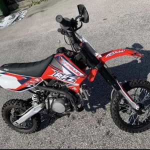 Cross - Säljer min cross då jag vill köpa en ny och inte använder den längre, 125cc och är helt oskadad. Precis bytt bakdäck och kopplingsvajer, kan tänka mig gå ner i pris vid snabb affär!