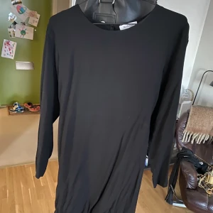 Svart Rodebjer Candice till kanonpris! - Nu säljer jag denna svarta Rodebjer Candice klänning i storlek M. Den är sparsamt använd så finns inget att anmärka på. Den har fickor och en öppning i ryggen.